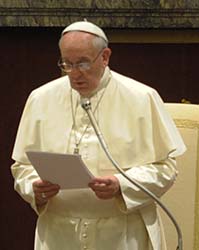 Pápež František: Modlime sa za obete aj za vrahov